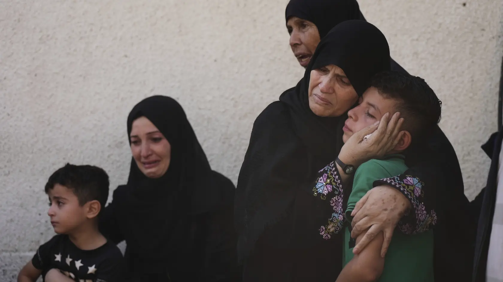 Palestínčania nariekajú v nemocnici Al-Šifa počas pohrebu svojich príbuzných, ktorí zahynuli počas izraelských leteckých útokov na ľudí čakajúcich na humanitárnu pomoc v Pásme Gazy.