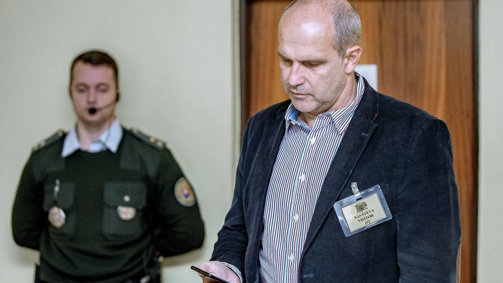 Policajný prezident Milan Lučanský (vpravo) pred začiatkom pojednávania Špecializovaného trestného súdu v Banskej Bystrici v kauze zločineckého gangu sátorovci, obžalovaného z viacerých vrážd. Banská Bystrica, 10. januára 2019. FOTO TASR - Dušan Hein