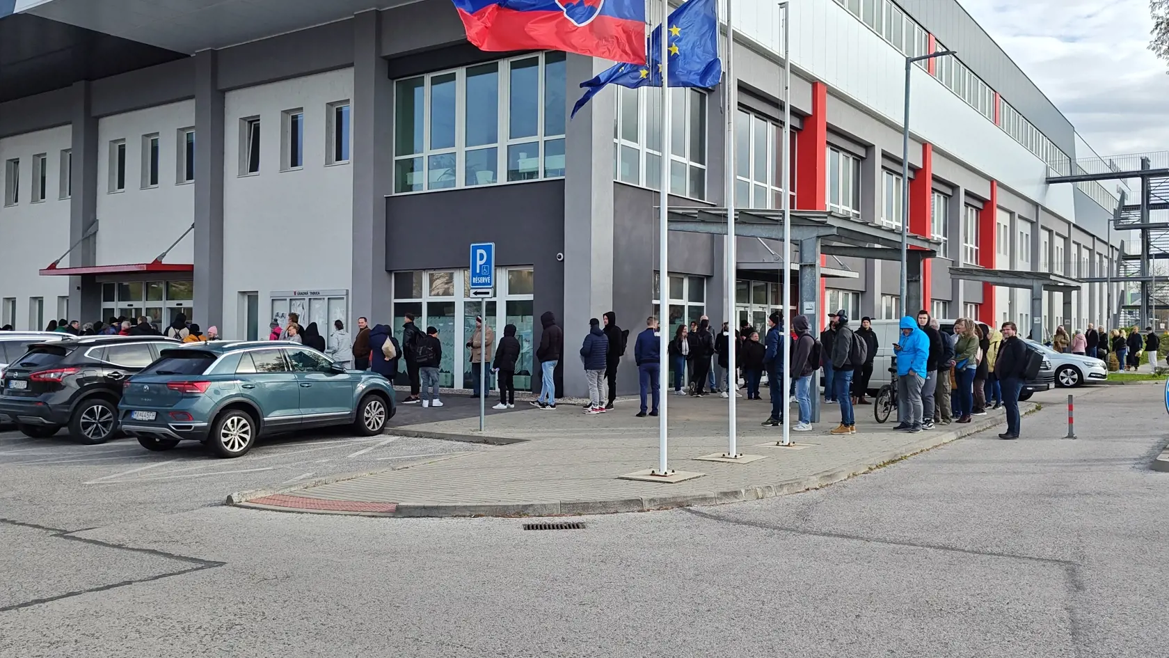 Niektorí ľudia čakali hodiny len aby sa dočkali. Môže to byť veľmi stresujúce.