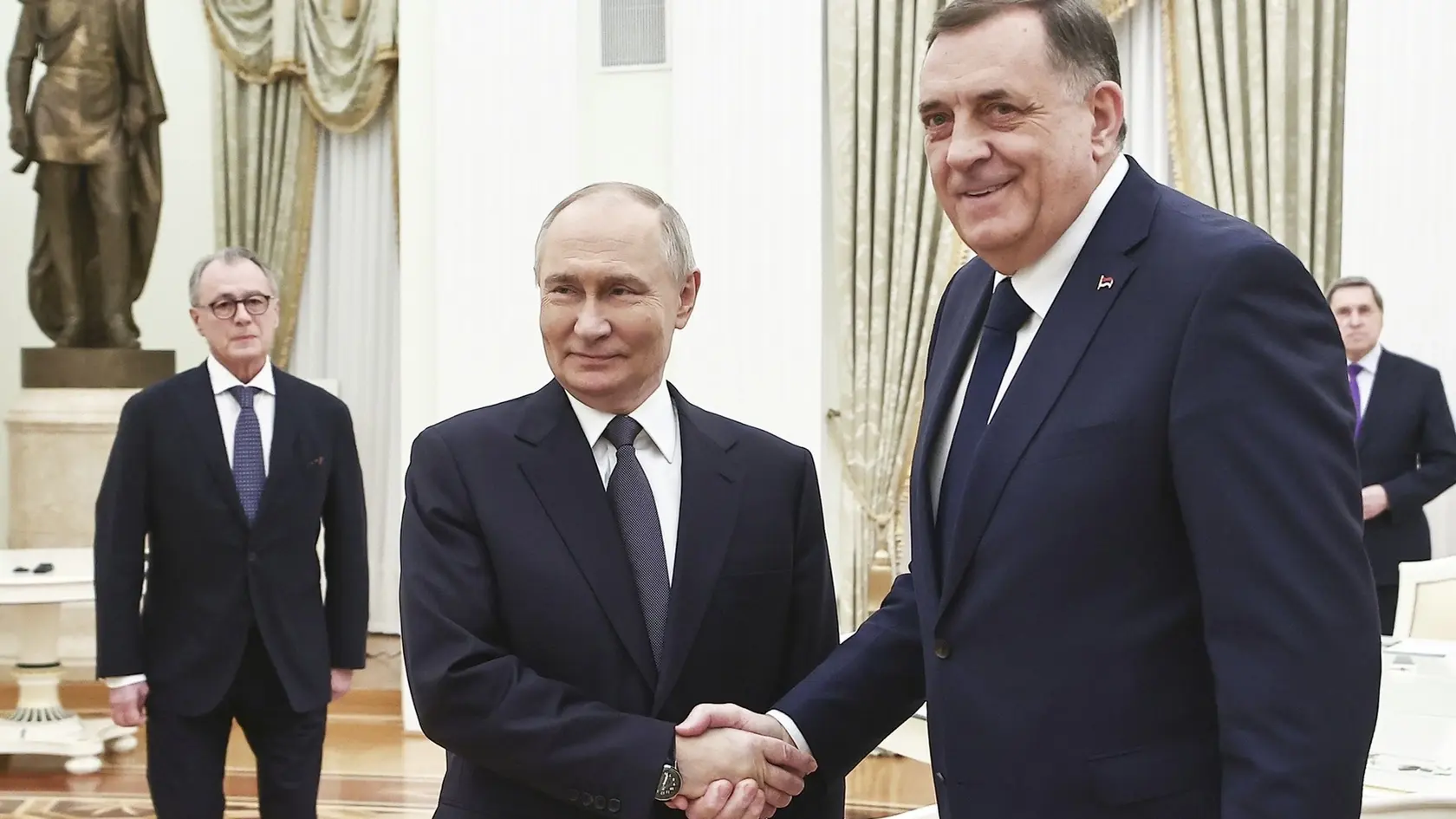 Ruský prezident Vladimir Putin a hľadaný vodca bosnianskych Srbov Milorad Dodik
