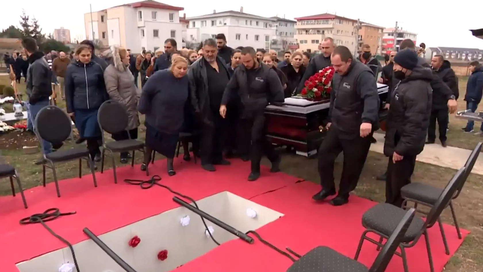 Prinášanie truhly k hrobu.
