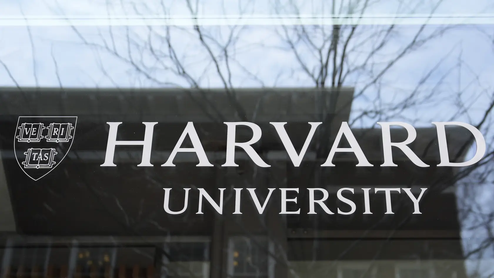 KK9 Cambridge - Na snímke logo Harvardovej univerzity 15. apríla 2025 v americkom Cambridge. Americký prezident Donald Trump v utorok pohrozil Harvardovej univerzite odňatím štatútu inštitúcie oslobodenej od daní, ak sa odmietne podriadiť dohľadu zo strany vlády. FOTO TASR/AP
The Harvard University logo is displayed on a building at the school, Tuesday, April 15, 2025, in Cambridge, Mass. (AP Photo/Charles Krupa)