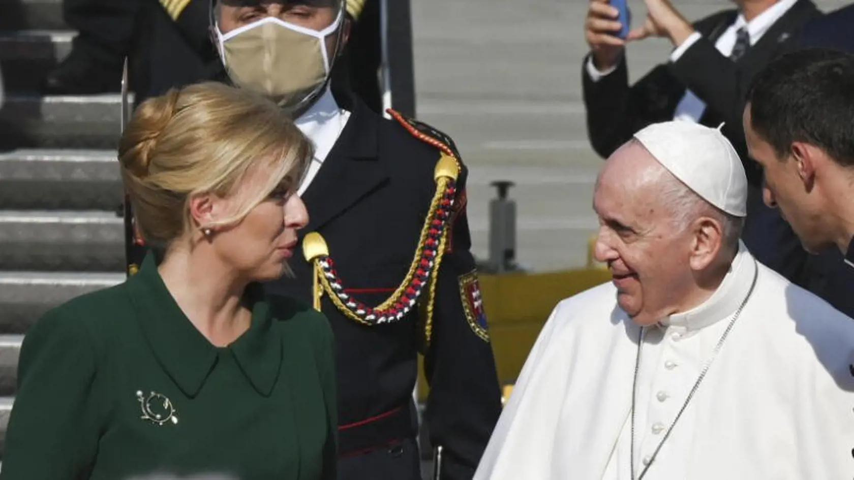 Nádhernú brošňu vyrobila pre prezidentku umelecká šperkárka Nataša Štefunková.