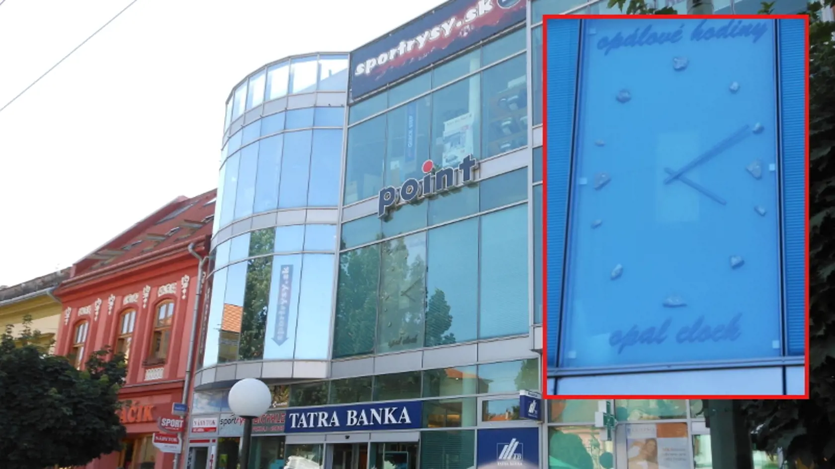 BUDOVA V CENTRE: Za sklom sú umiestnené opálové hodiny. Sú najväčšie na svete.