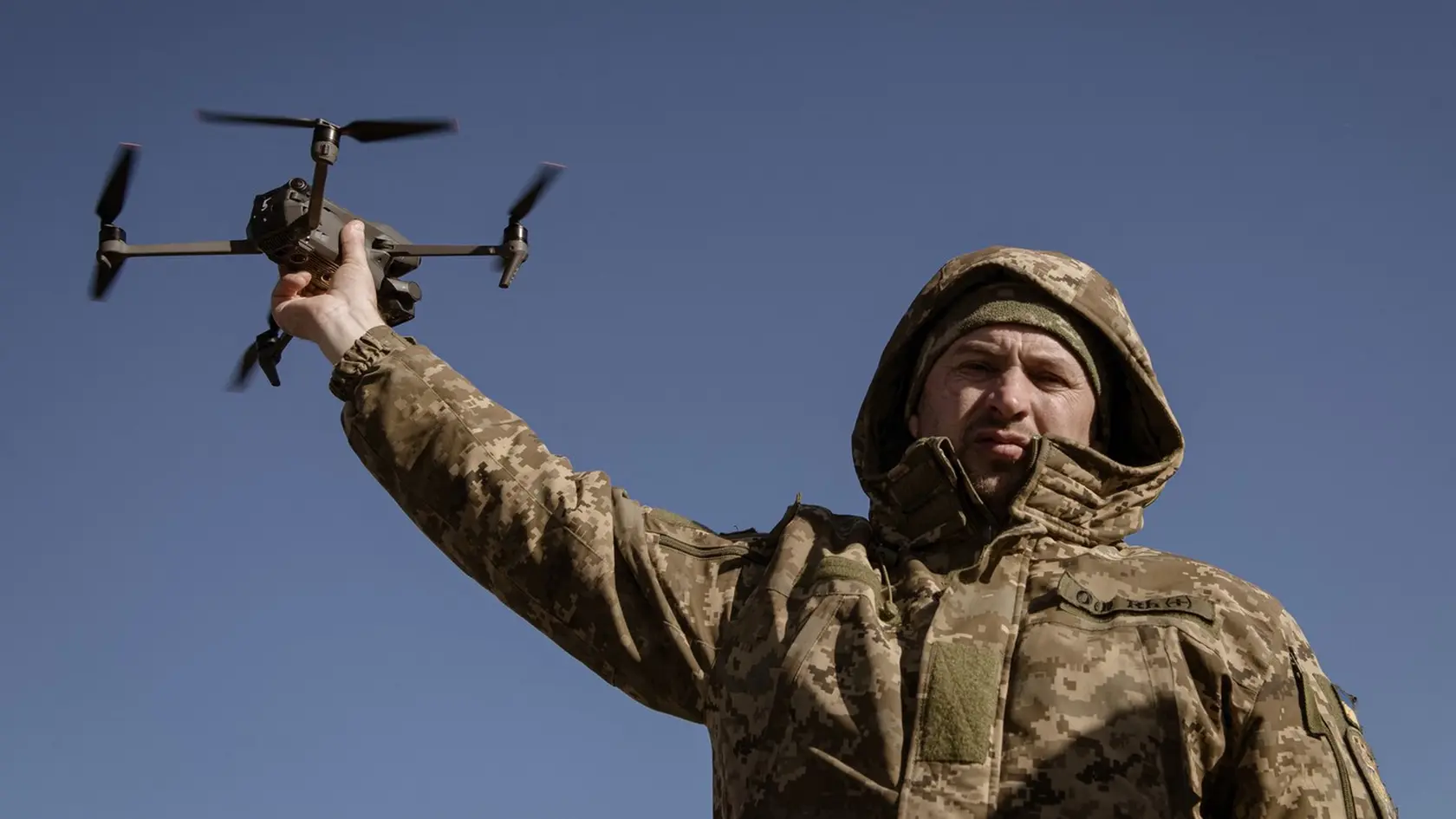 Ukrajinský vojak drží dron typu Mavic.