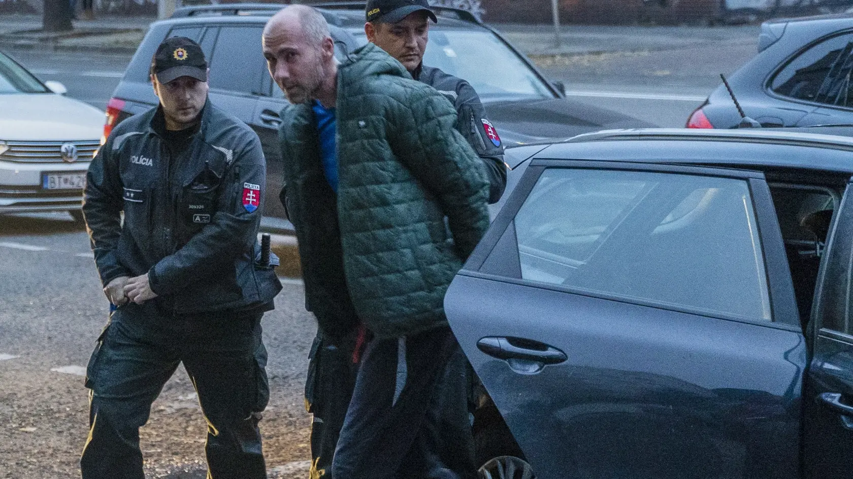 Agresor, ktorý udrel policajta do tváre a vyhrážal sa smrťou či mafiánmi bude stíhaný väzobne.