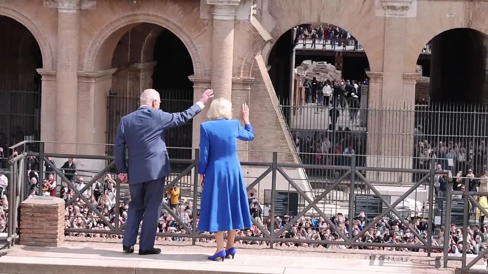 Kráľ Karol a Camilla pricestovali na návštevu do Talianska. V rámci nej si pozreli aj slávne Coloseum v Ríme.