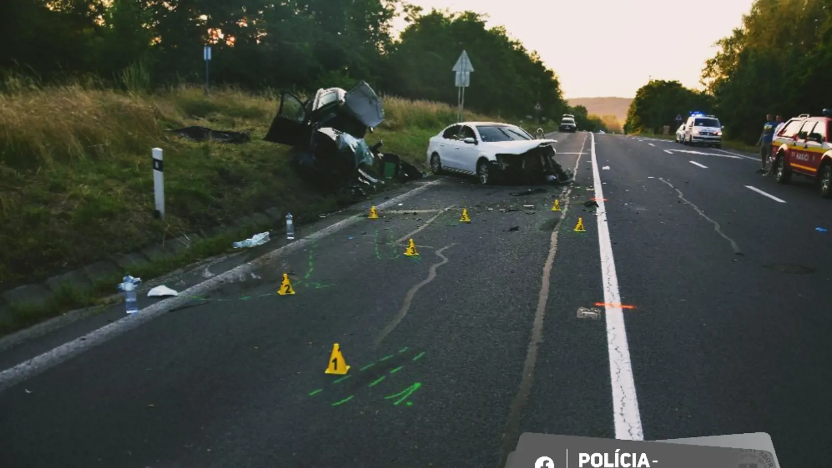 Pri čelnej zrážke zomreli 2 ľudia.