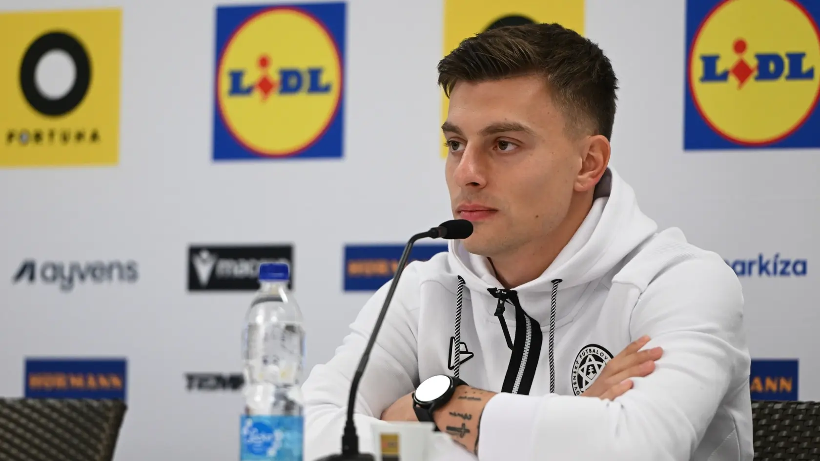 Na snímke hráč Michal Tomič počas tlačového brífingu slovenskej futbalovej reprezentácie.