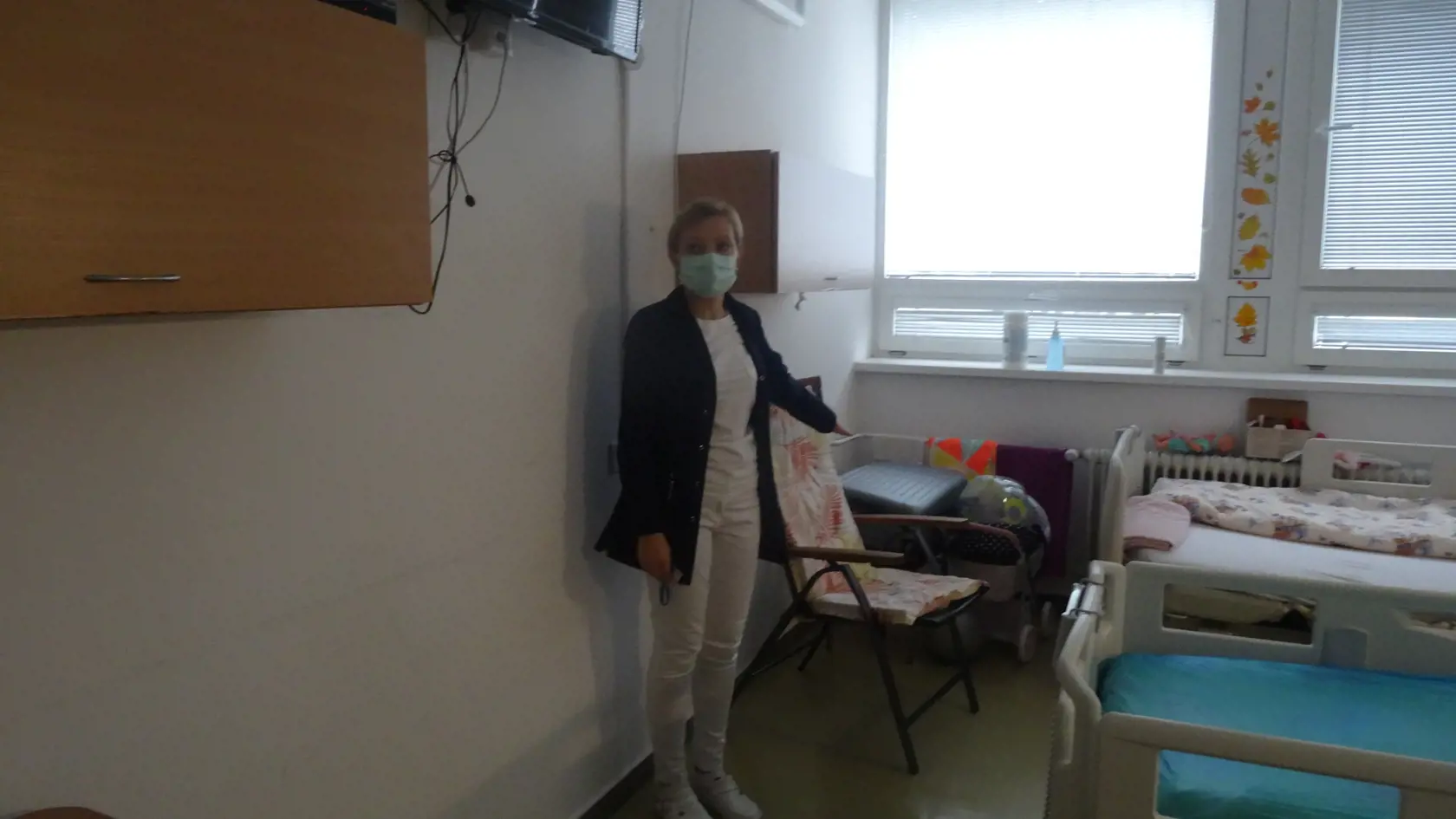 Primárka  Oddelenia detskej onkológie a hematológie DFN v Košiciach Viktória Halušková ukazuje na nevybalené taškymatiek a kreslo v ktorom občas musia spať.