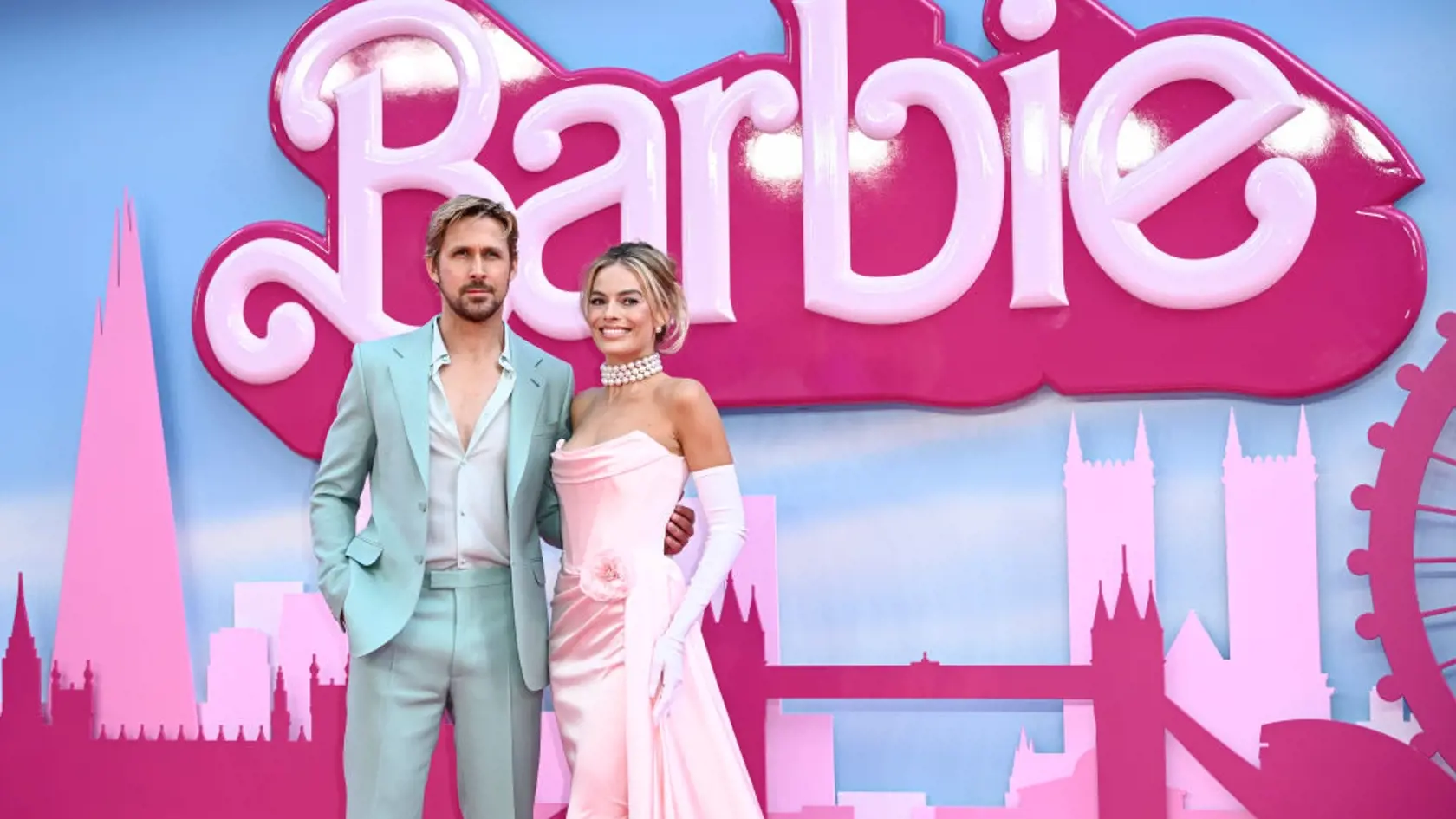 Herečka Margot Robbie na londýnskej premiére jej nového filmu Barbie, kde si spolu s Ryanom Goslingom zahrali ústrednú dvojicu – Barbie a Kena.