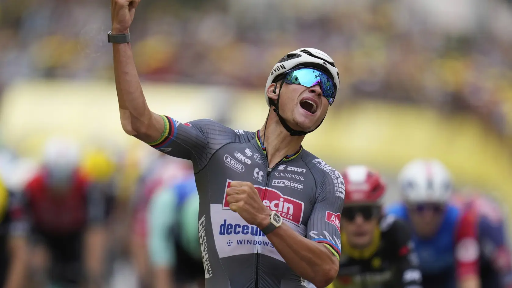 AZ92 Boulogne-sur-Mer - Holandský cyklista Mathieu van der Poel za tím Alpecin–Deceuninck sa raduje v cieli 2. etapy Tour de France na trase Lauwin-Planque - Boulogne-sur-Mer (209,1 km) v meste Boulogne-sur-Mer 6. júla 2025. FOTO TASR/AP





Netherlands' Mathieu van der Poel celebrates as he crosses the finish line to win the second stage of the Tour de France cycling race over 209.1 kilometers (129.9 miles) with start in Lauwin-Planque and finish in Boulogne-sur-Mer, France, Sunday, July 6, 2025. (AP Photo/Mosa'ab Elshamy)