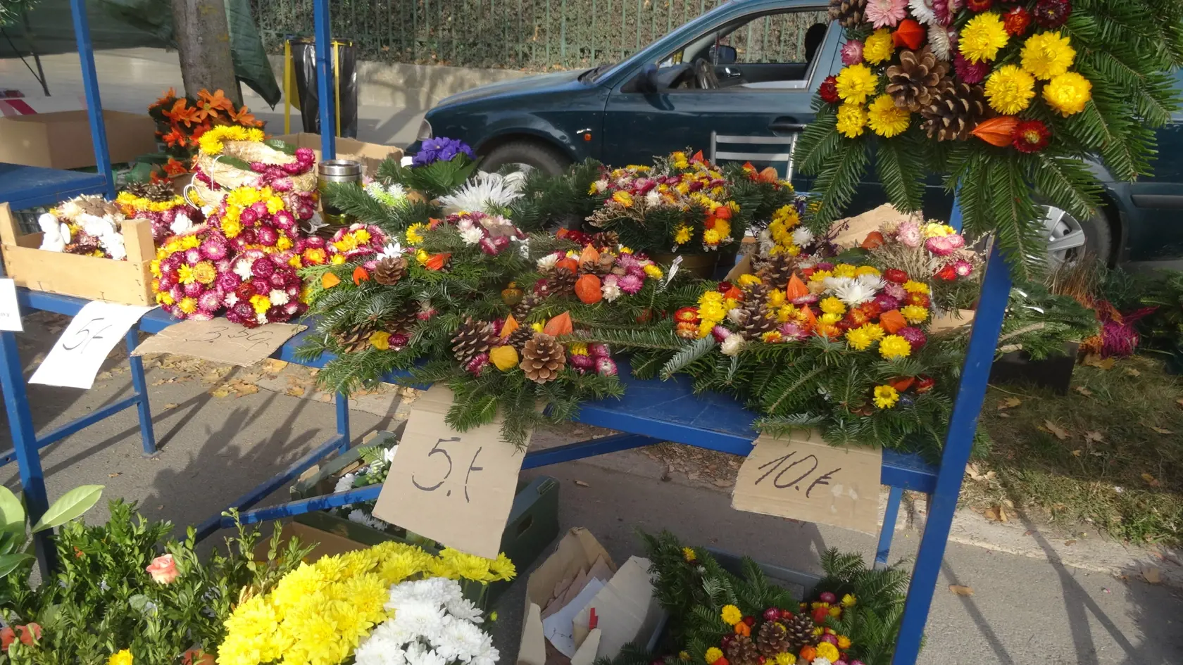 V Košiciach sme navštívili najväčšie trhovisko na Dominikánskom námestí a trh pri Verejnom cintoríne. Ceny a druhy tovaru sú rôzne, ale určite si tam každý nájde čo sa mu páči.