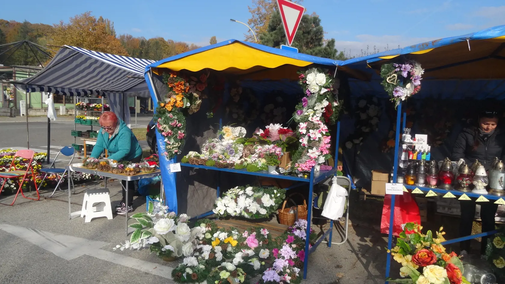 V Košiciach sme navštívili najväčšie trhovisko na Dominikánskom námestí a trh pri Verejnom cintoríne. Ceny a druhy tovaru sú rôzne, ale určite si tam každý nájde čo sa mu páči.
