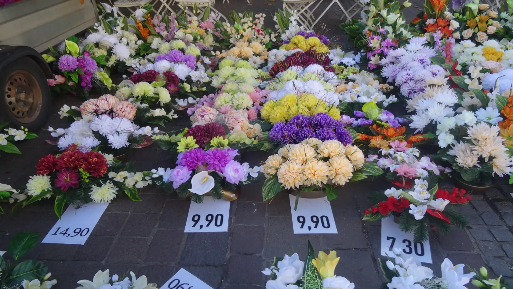V Košiciach sme navštívili najväčšie trhovisko na Dominikánskom námestí a trh pri Verejnom cintoríne. Ceny a druhy tovaru sú rôzne, ale určite si tam každý nájde čo sa mu páči.