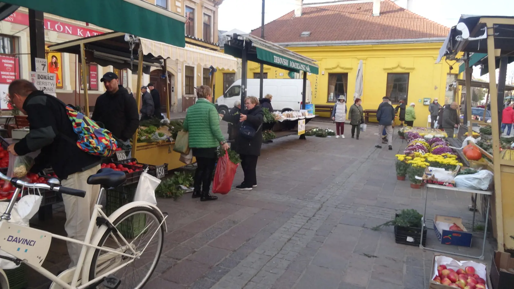 V Košiciach sme navštívili najväčšie trhovisko na Dominikánskom námestí a trh pri Verejnom cintoríne. Ceny a druhy tovaru sú rôzne, ale určite si tam každý nájde čo sa mu páči.