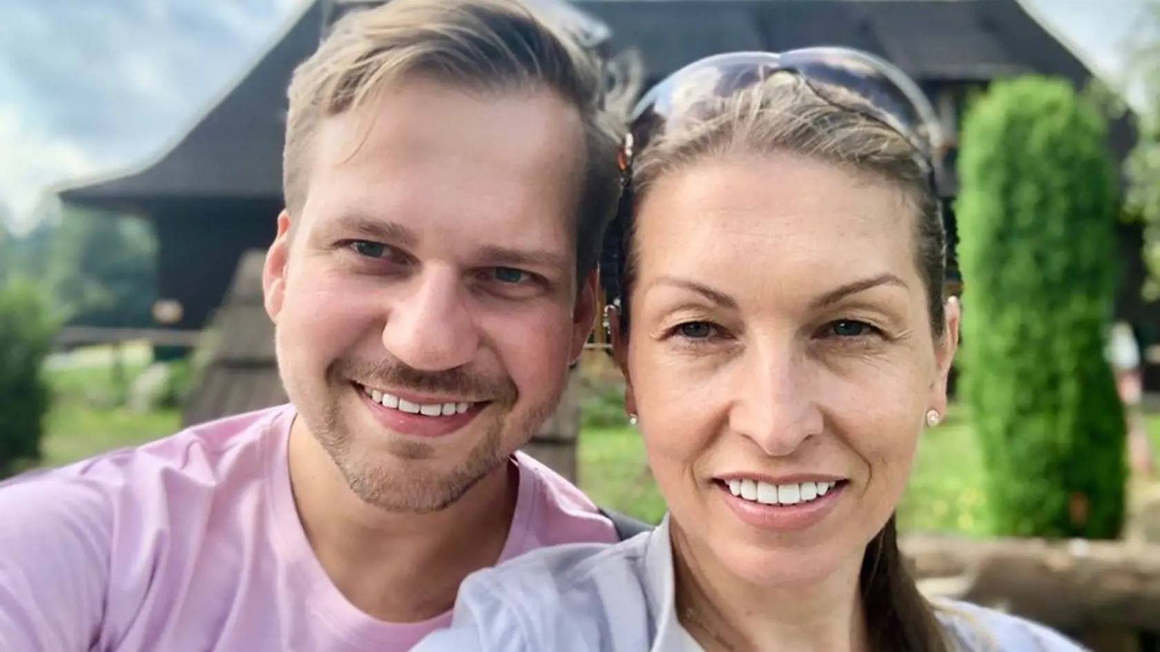 Spevák Martin Chodúr s partnerkou Ivonou Selníkovou