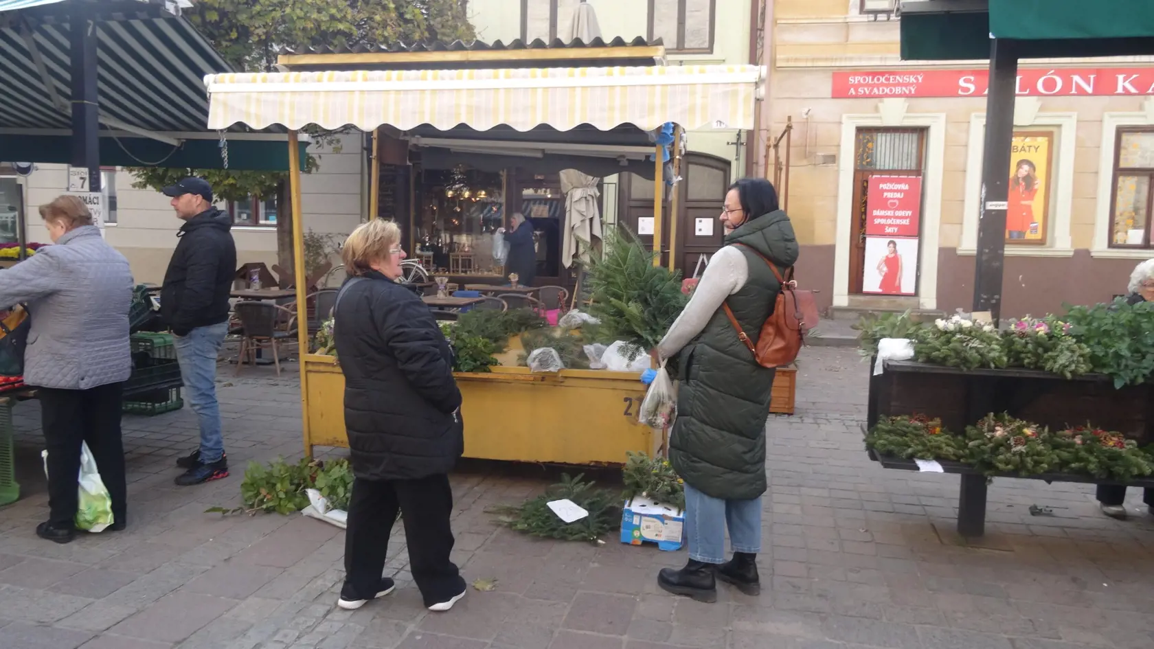 V Košiciach sme navštívili najväčšie trhovisko na Dominikánskom námestí a trh pri Verejnom cintoríne. Ceny a druhy tovaru sú rôzne, ale určite si tam každý nájde čo sa mu páči.