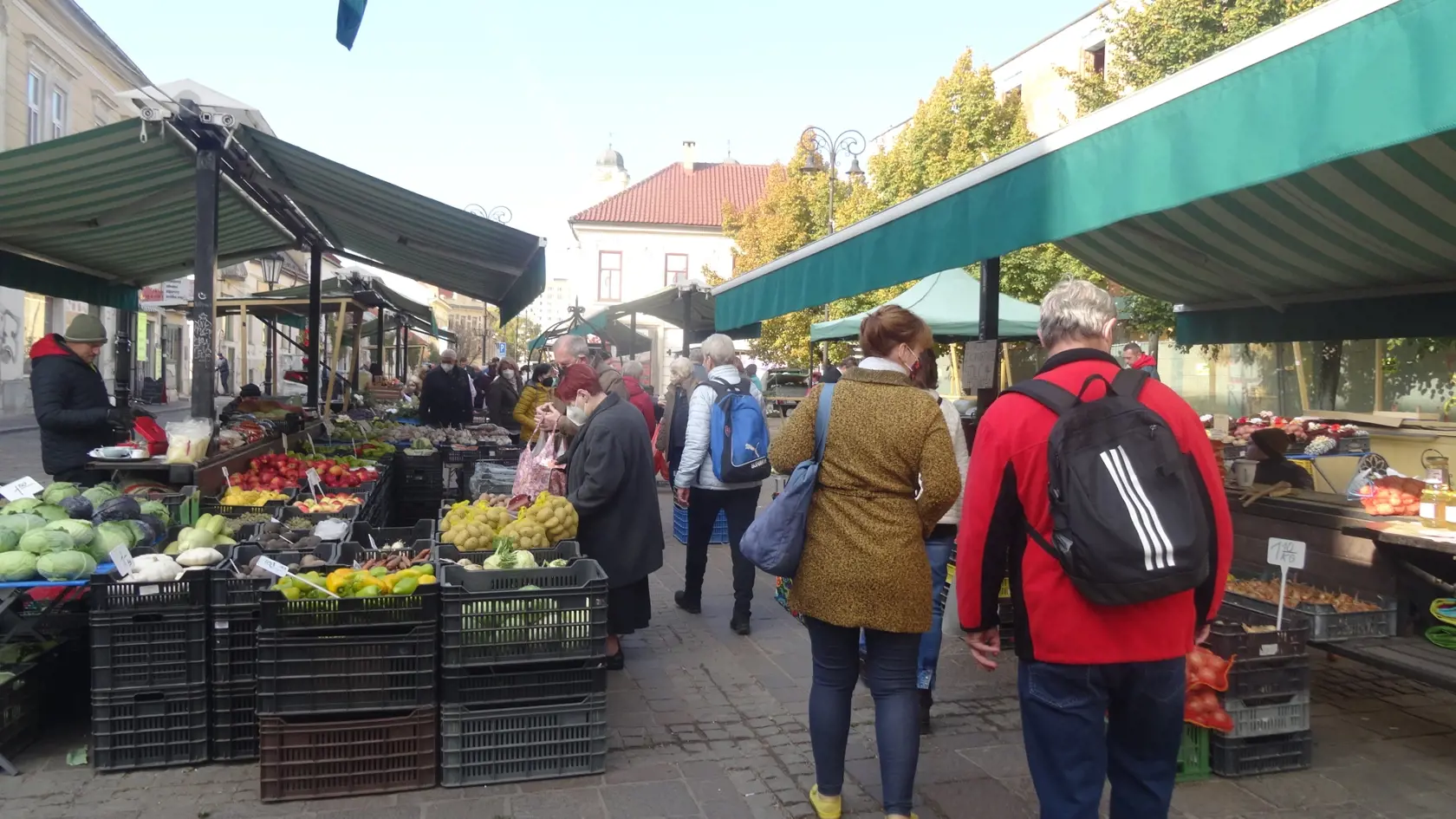 V Košiciach sme navštívili najväčšie trhovisko na Dominikánskom námestí a trh pri Verejnom cintoríne. Ceny a druhy tovaru sú rôzne, ale určite si tam každý nájde čo sa mu páči.