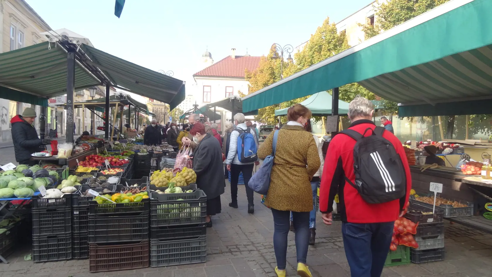 V Košiciach sme navštívili najväčšie trhovisko na Dominikánskom námestí a trh pri Verejnom cintoríne. Ceny a druhy tovaru sú rôzne, ale určite si tam každý nájde čo sa mu páči.