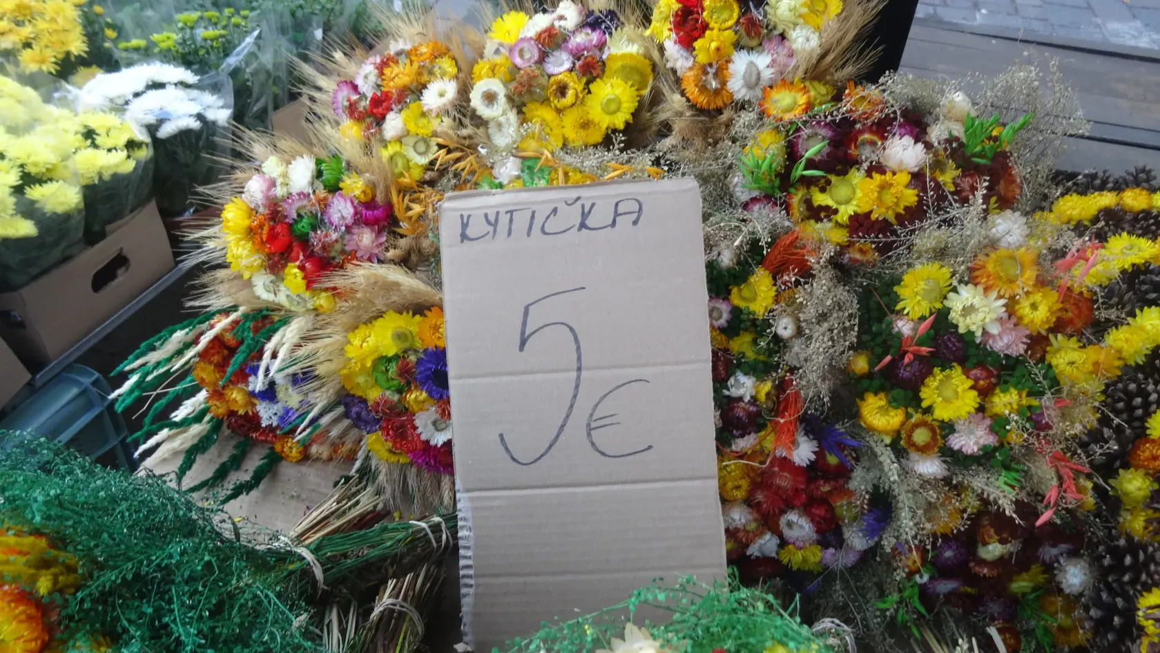 V Košiciach sme navštívili najväčšie trhovisko na Dominikánskom námestí a trh pri Verejnom cintoríne. Ceny a druhy tovaru sú rôzne, ale určite si tam každý nájde čo sa mu páči.