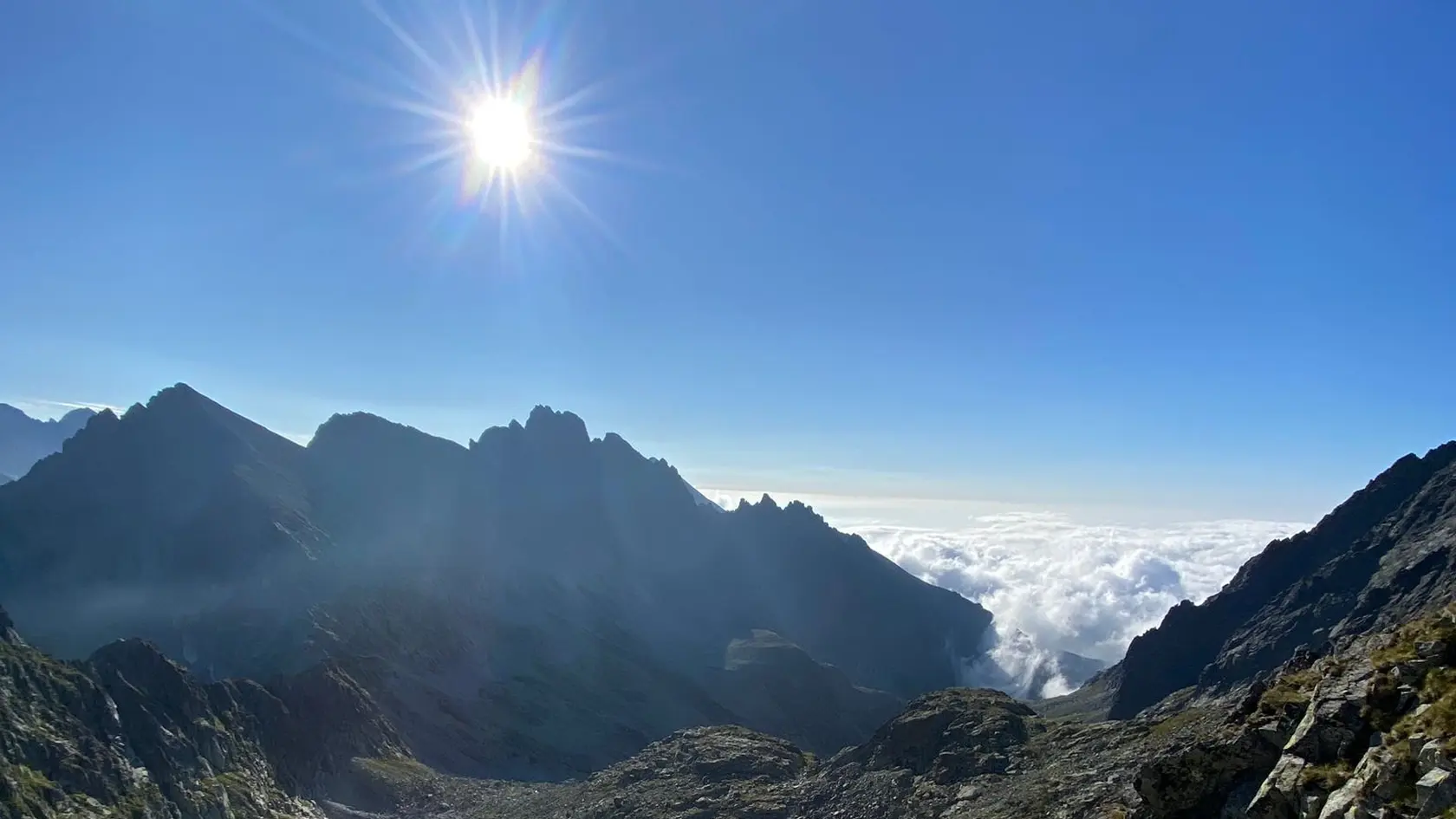  Pod tatranskými štítmi opäť uviazli turisti, strávili tam noc. 