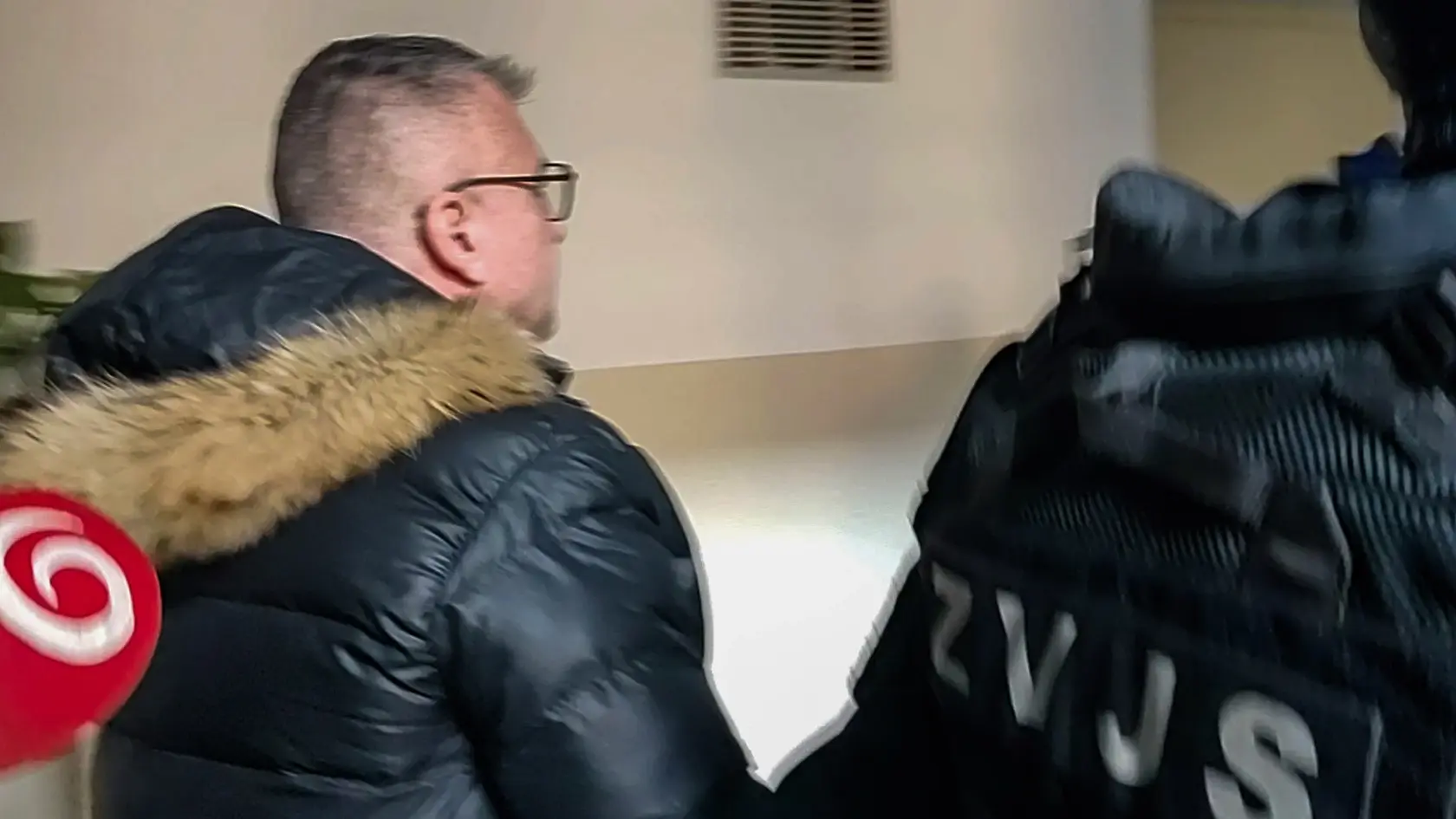 Dokonca mu odtrhol ešte aj stierače. Následne chcel garáž opustiť no všimol si ho SBS-kár, ktorý sa mu snažil v odchode zabrániť.
