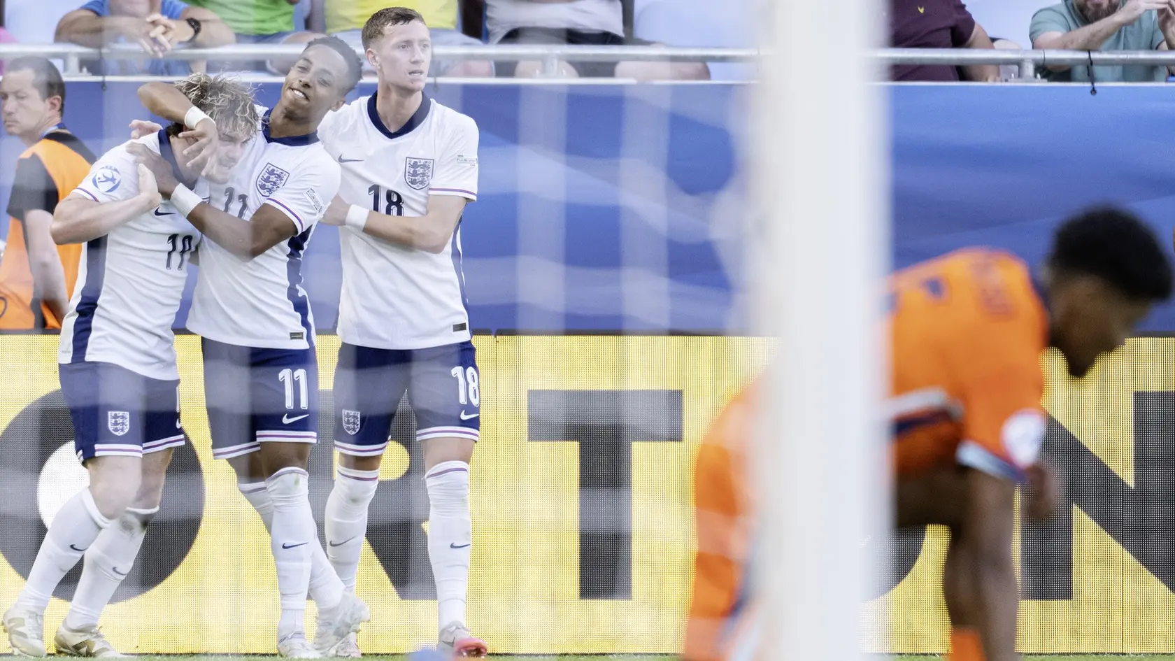 Angličania zľava strelec gólu Harvey Elliott, Omari Hutchinson, Jay Stansfield a Holanďan Ian Maatsen počas semifinále Anglicko - Holandsko na majstrovstvách Európy hráčov do 21 rokov v Bratislave v stredu 25. júna 2025. FOTO TASR - Martin Baumann