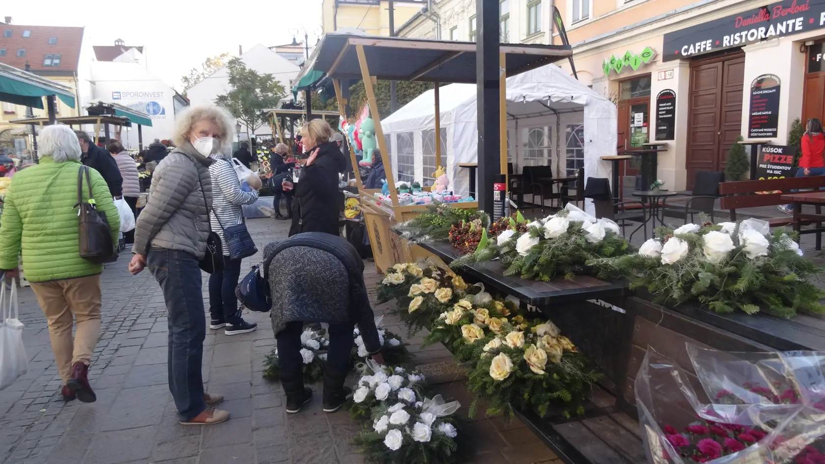 V Košiciach sme navštívili najväčšie trhovisko na Dominikánskom námestí a trh pri Verejnom cintoríne. Ceny a druhy tovaru sú rôzne, ale určite si tam každý nájde čo sa mu páči.