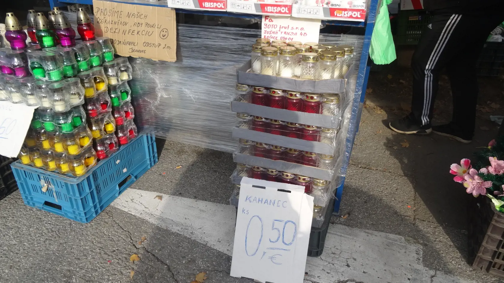 Na trhu pri Verejnom cintoríne bolo sviec od výmyslu sveta.