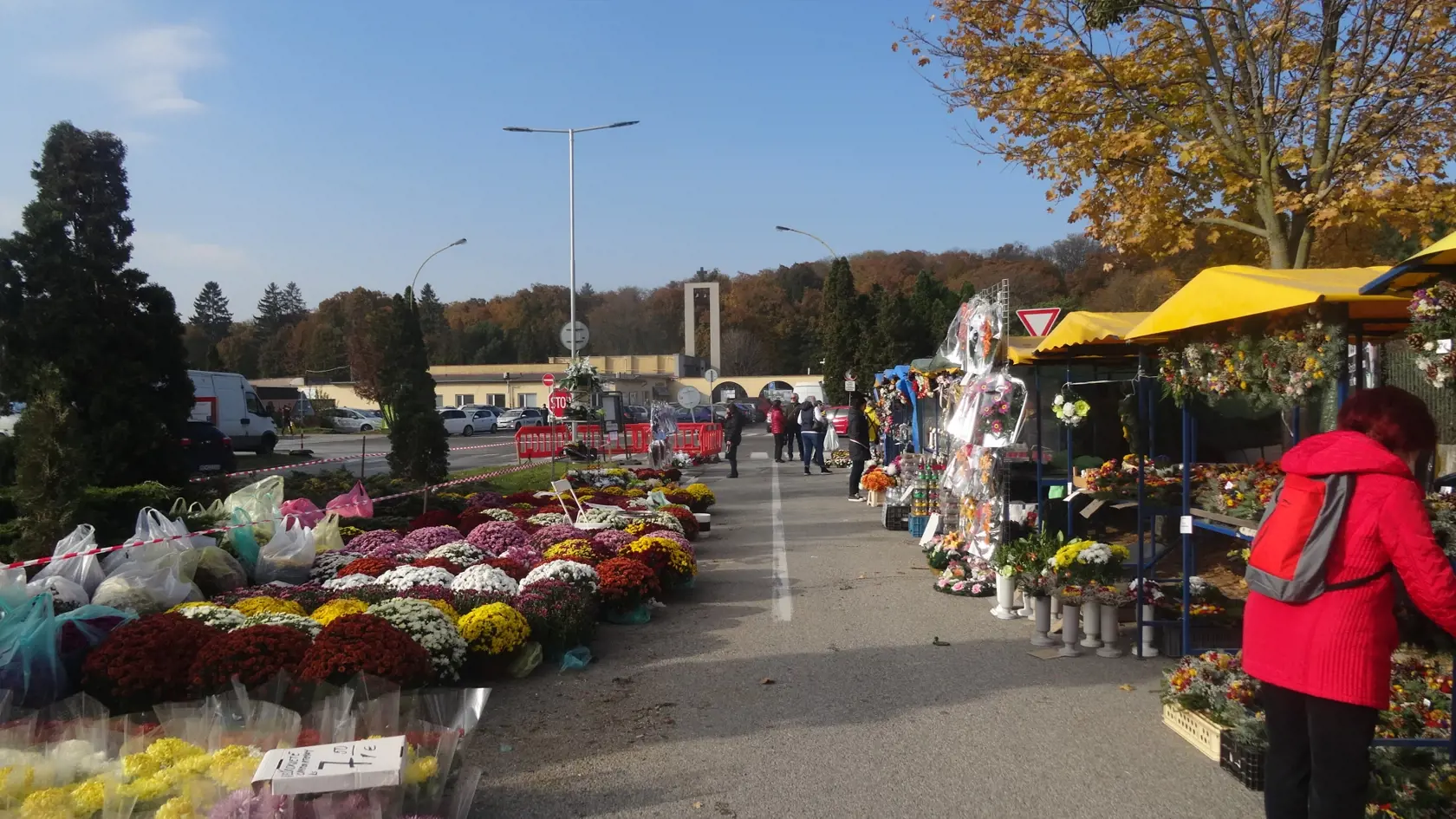 V Košiciach sme navštívili najväčšie trhovisko na Dominikánskom námestí a trh pri Verejnom cintoríne. Ceny a druhy tovaru sú rôzne, ale určite si tam každý nájde čo sa mu páči.
