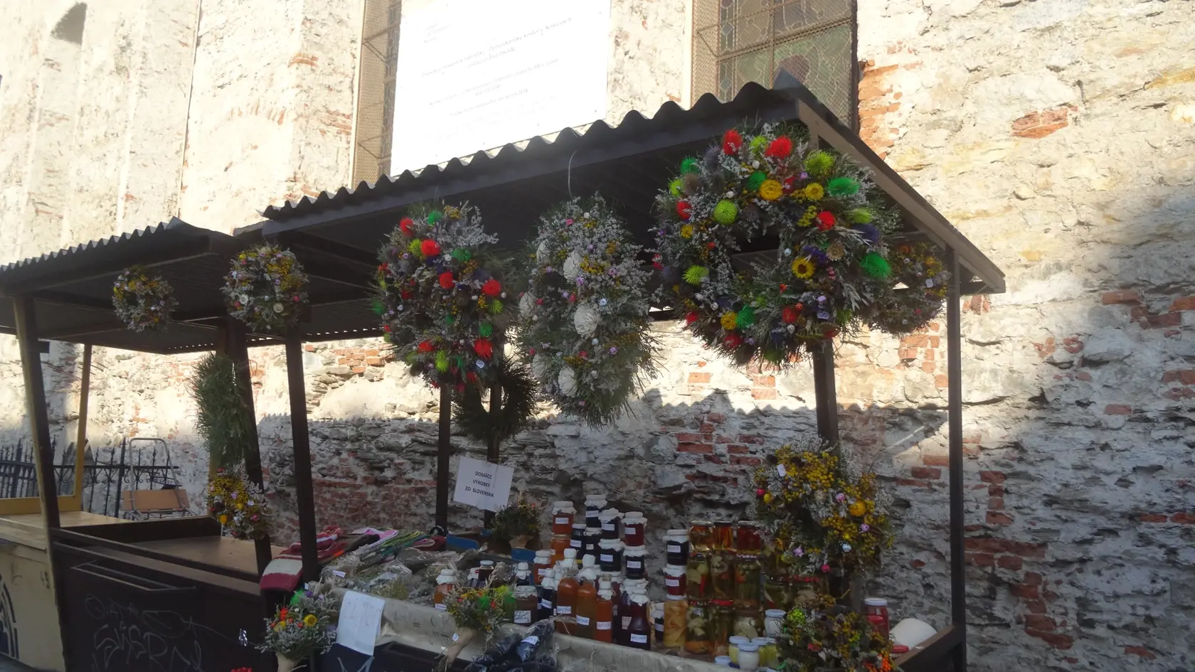 V Košiciach sme navštívili najväčšie trhovisko na Dominikánskom námestí a trh pri Verejnom cintoríne. Ceny a druhy tovaru sú rôzne, ale určite si tam každý nájde čo sa mu páči.