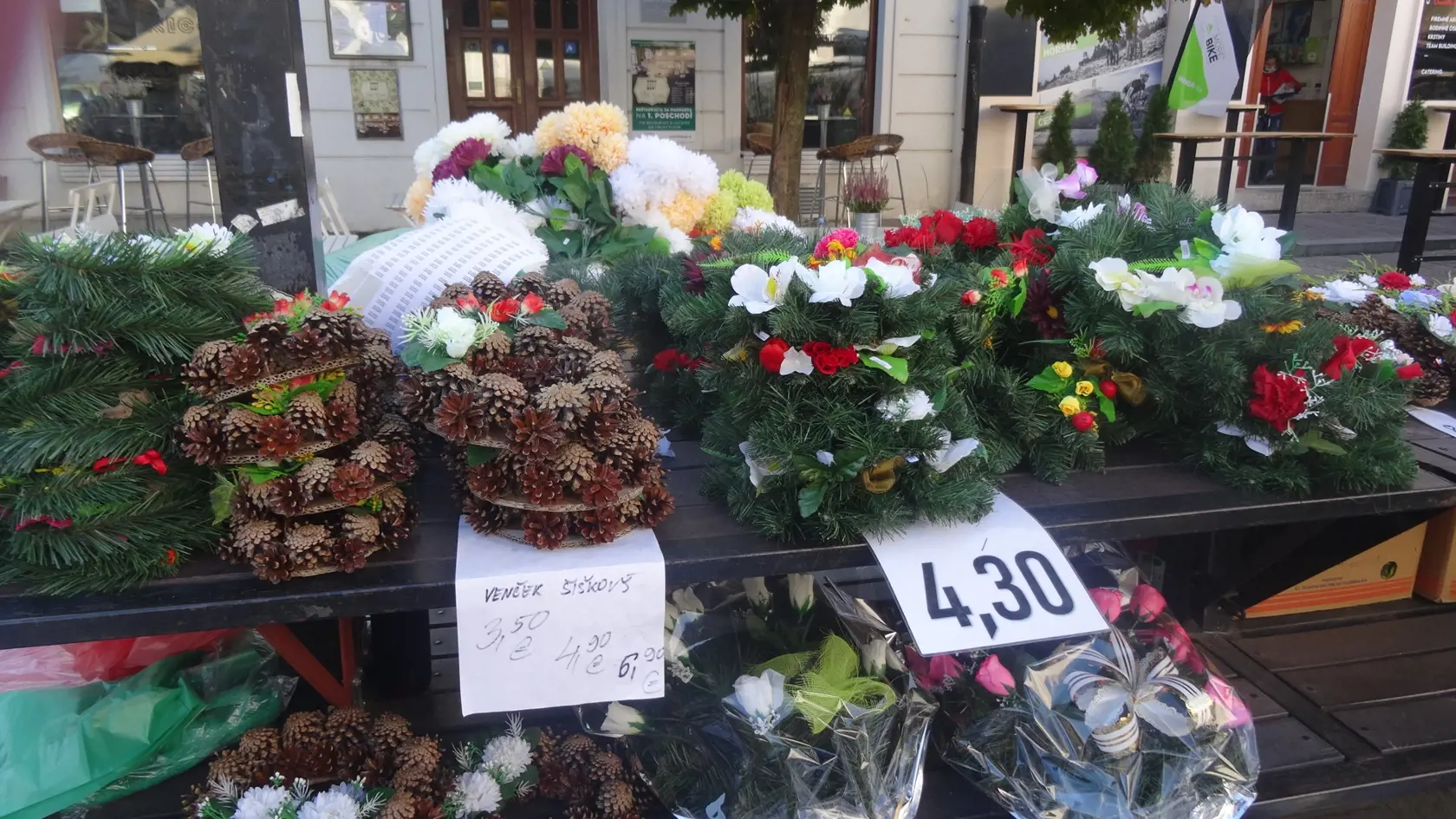 V Košiciach sme navštívili najväčšie trhovisko na Dominikánskom námestí a trh pri Verejnom cintoríne. Ceny a druhy tovaru sú rôzne, ale určite si tam každý nájde čo sa mu páči.