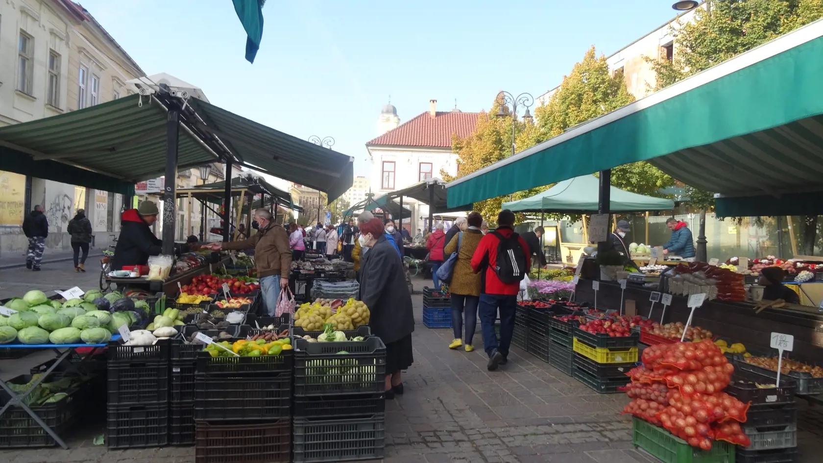 V Košiciach sme navštívili najväčšie trhovisko na Dominikánskom námestí a trh pri Verejnom cintoríne. Ceny a druhy tovaru sú rôzne, ale určite si tam každý nájde čo sa mu páči.