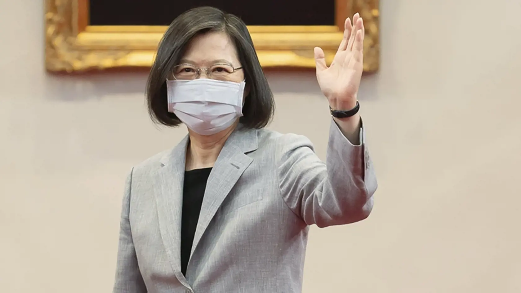 Predsedníčka americkej Snemovne reprezentantov Nancy Pelosiová (vľavo) a taiwanská prezidentka Cchaj Jing-wen poča sstretnutia v Tchaj-peji na Taiwane 2. augusta 2022. Pelosiová pricestovala v utorok na Taiwan aj napriek vyhrážkam Číny pred "vážnymi dôsledkami" takejto návštevy. Čína v utorok kritizovala "extrémne nebezpečné" kroky Spojených štátov na Taiwane.