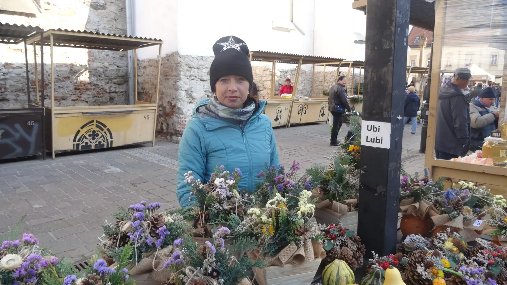 Natália (39) ponúkala na Dominikánskom krásne aranžmány podľa vlastného návrhu. "Vymyslela som si aranžmány v drevených kvetináčikoch. Tie sú vyrobené zo včelárskych rámikov, keďže môj nebohý manžel sa venoval včelárstvu. Pridávam čečinu, vrecovinu a plody. Mnoho materiálu z tých čias ostalo. Ceny sú od 6-15 eur.