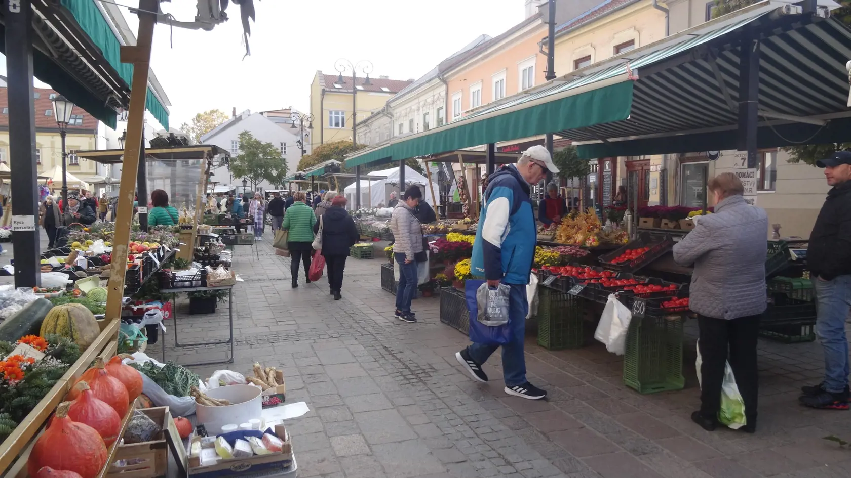 V Košiciach sme navštívili najväčšie trhovisko na Dominikánskom námestí a trh pri Verejnom cintoríne. Ceny a druhy tovaru sú rôzne, ale určite si tam každý nájde čo sa mu páči.