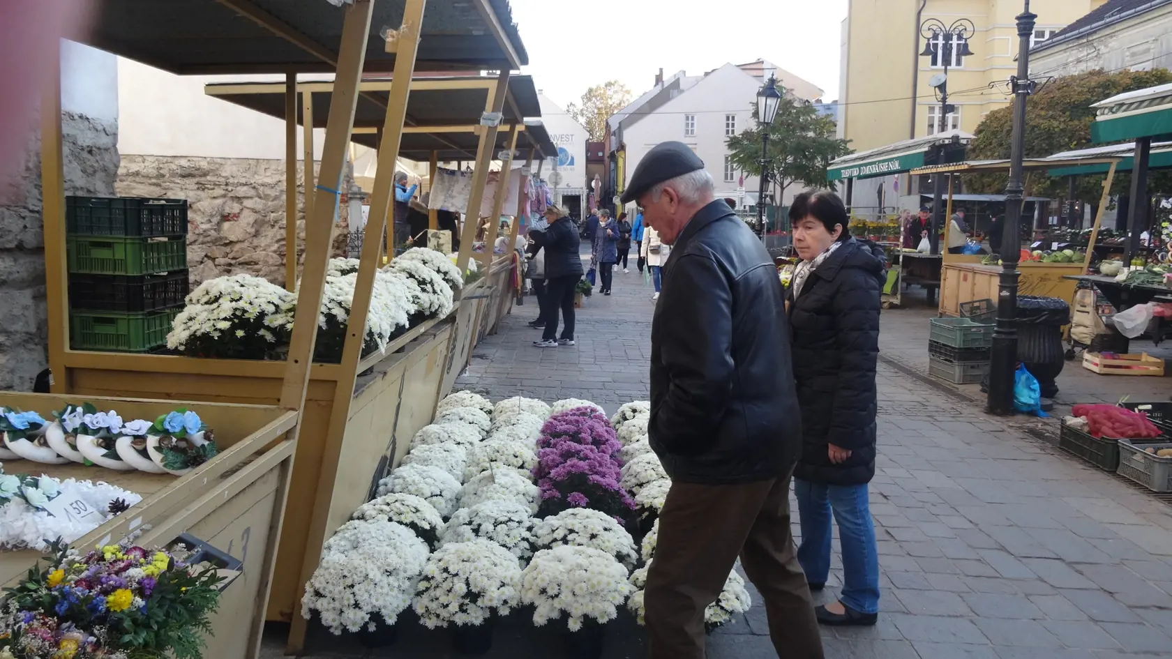 V Košiciach sme navštívili najväčšie trhovisko na Dominikánskom námestí a trh pri Verejnom cintoríne. Ceny a druhy tovaru sú rôzne, ale určite si tam každý nájde čo sa mu páči.
