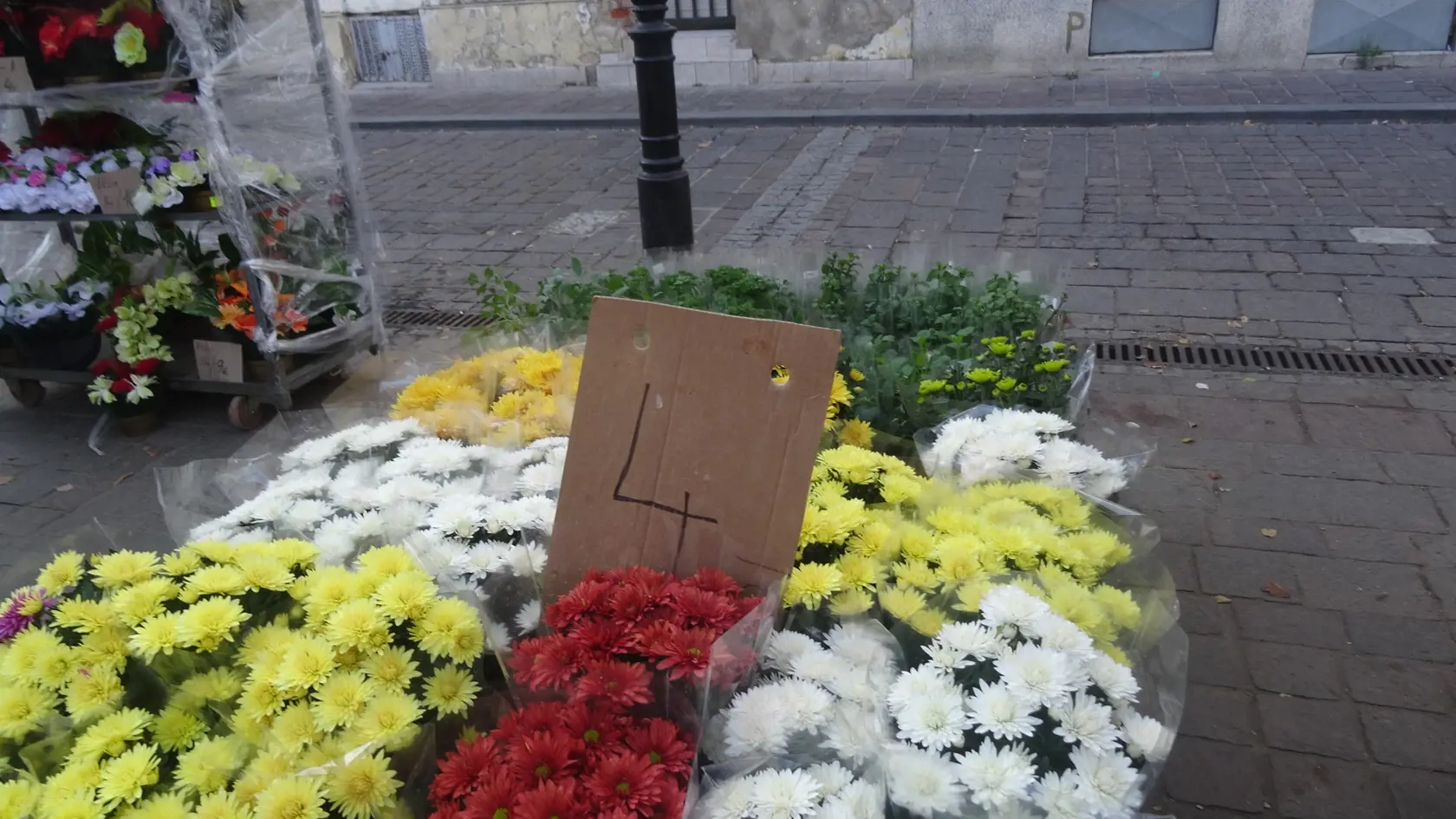 V Košiciach sme navštívili najväčšie trhovisko na Dominikánskom námestí a trh pri Verejnom cintoríne. Ceny a druhy tovaru sú rôzne, ale určite si tam každý nájde čo sa mu páči.