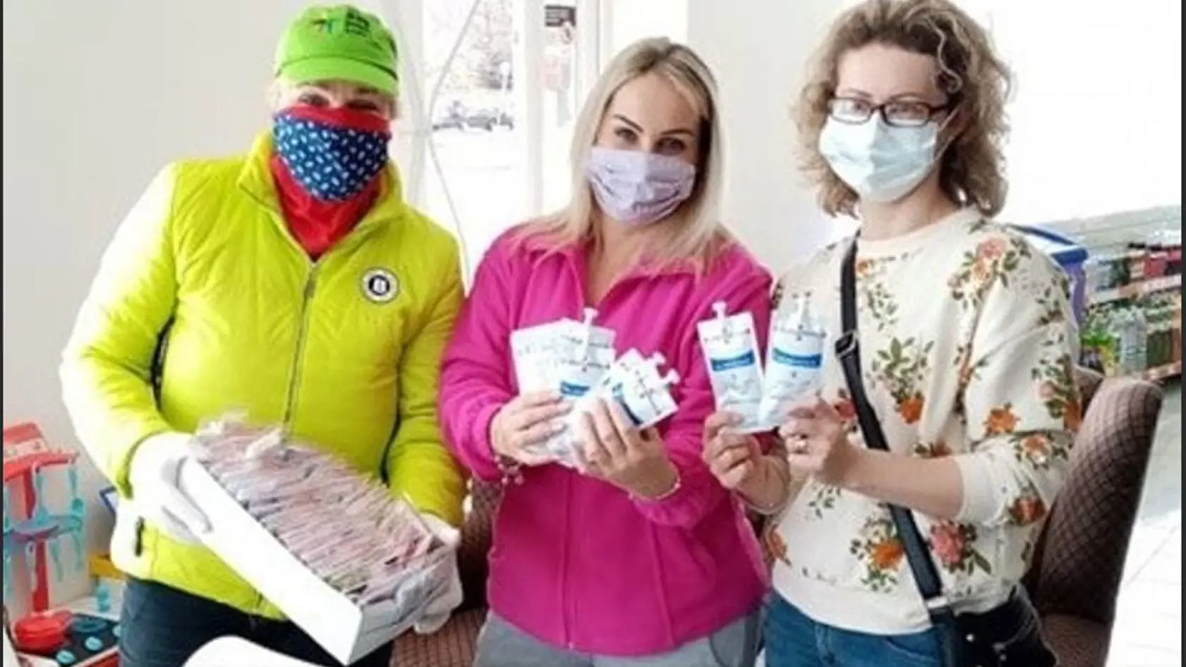 Dobrovoľníčky šijú rúška, balia ich aj doplnia rúškomat, keď sa vyprázdni.