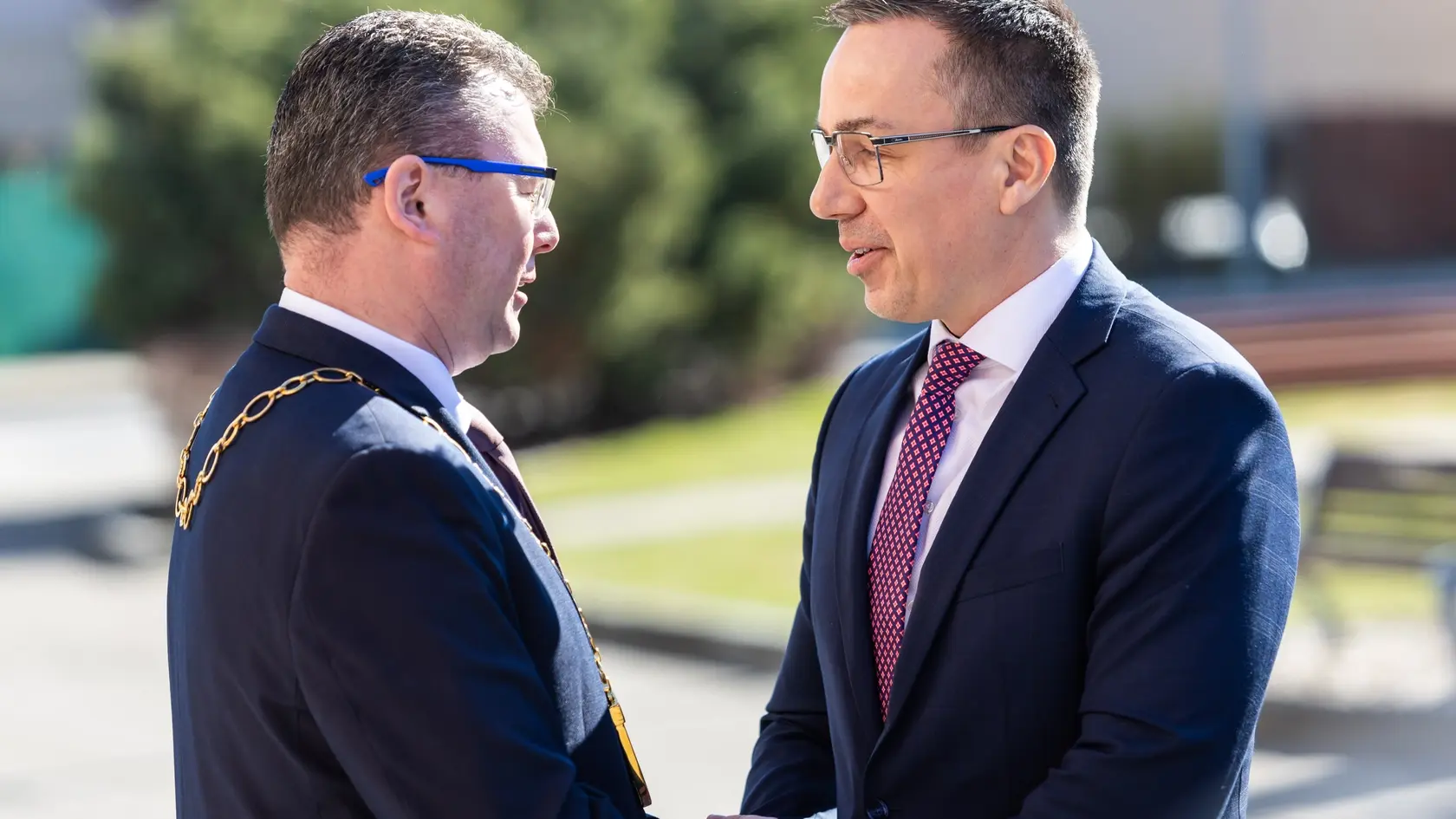 Na snímke zľava starosta obce Vysoká nad Kysucou Anton Varecha a minister práce, sociálnych vecí a rodiny SR Erik Tomáš (Hlas-SD) pred výjazdovým rokovaním vlády SR v obci Vysoká nad Kysucou v okrese Čadca v stredu 19. marca 2025. 