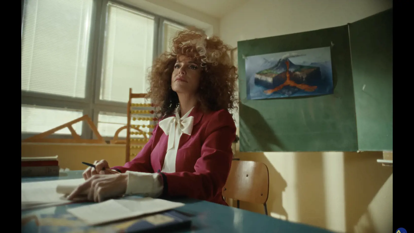 Dara ako učiteľka vo videoklipe k pesničke Sľub. Háro by jej závidela aj Diana Ross.