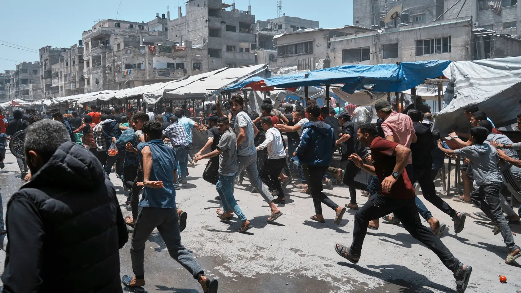 WA 46 Gaza - Palestínčania utekajú po leteckom útoku izraelskej armády na mesto Gaza v nedeľu 1. júna 2025.