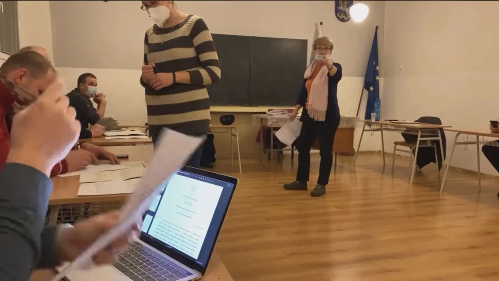 Miestni tvrdia, že za konaním poslanca je jeho spor so starostkou.
