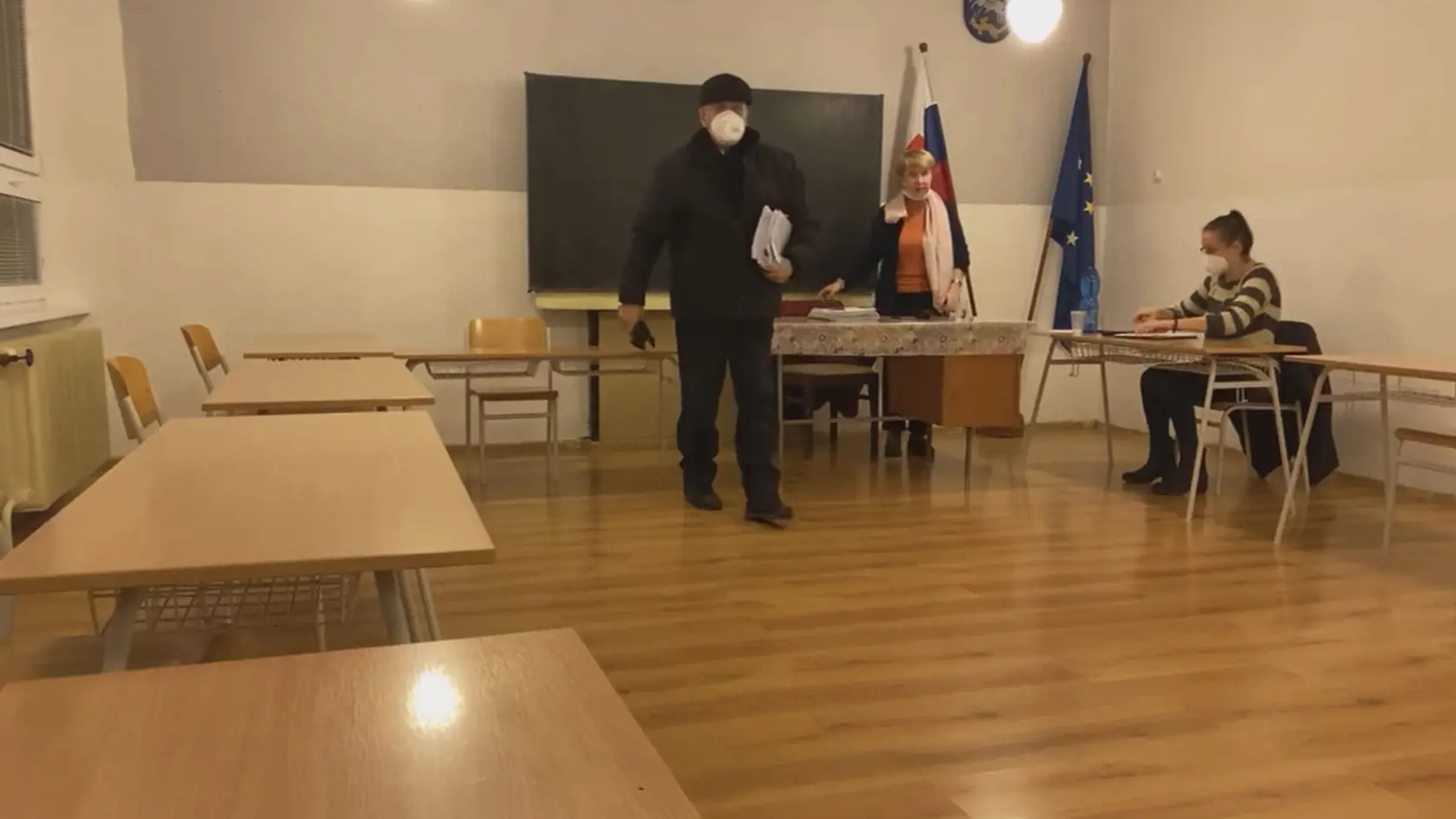 Obyvatelia sledujú zastupiteľstvo online.