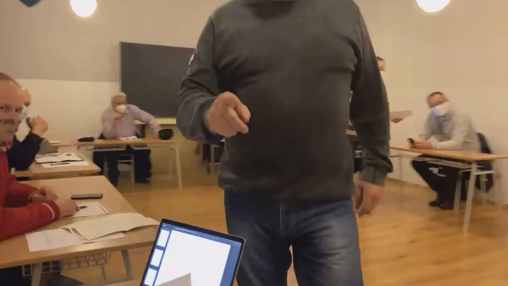 Vo videu je počuť slová jedného z poslancov:  „Nenahrávaj to, lebo ti odtrhnem hlavu!"