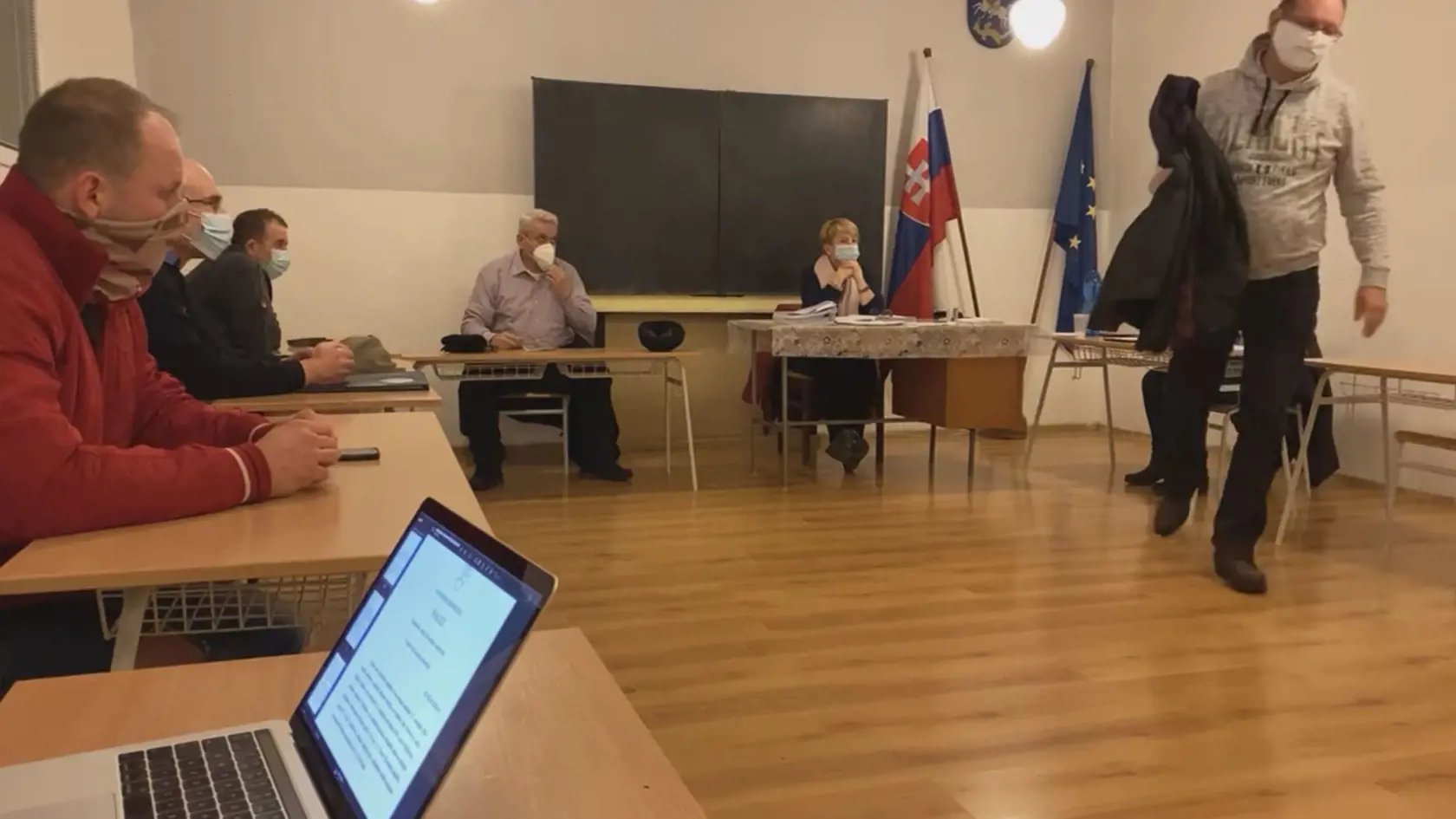 Poslanec Michal Hegeduš, ktorý nakrúcal poslancov ich kritizoval, že majú námietky, pritom on sám nám odmietol poskytnúť svoju fotografiu, dokonca nesúhlasil ani s jej stiahnutím zo stránky obce.