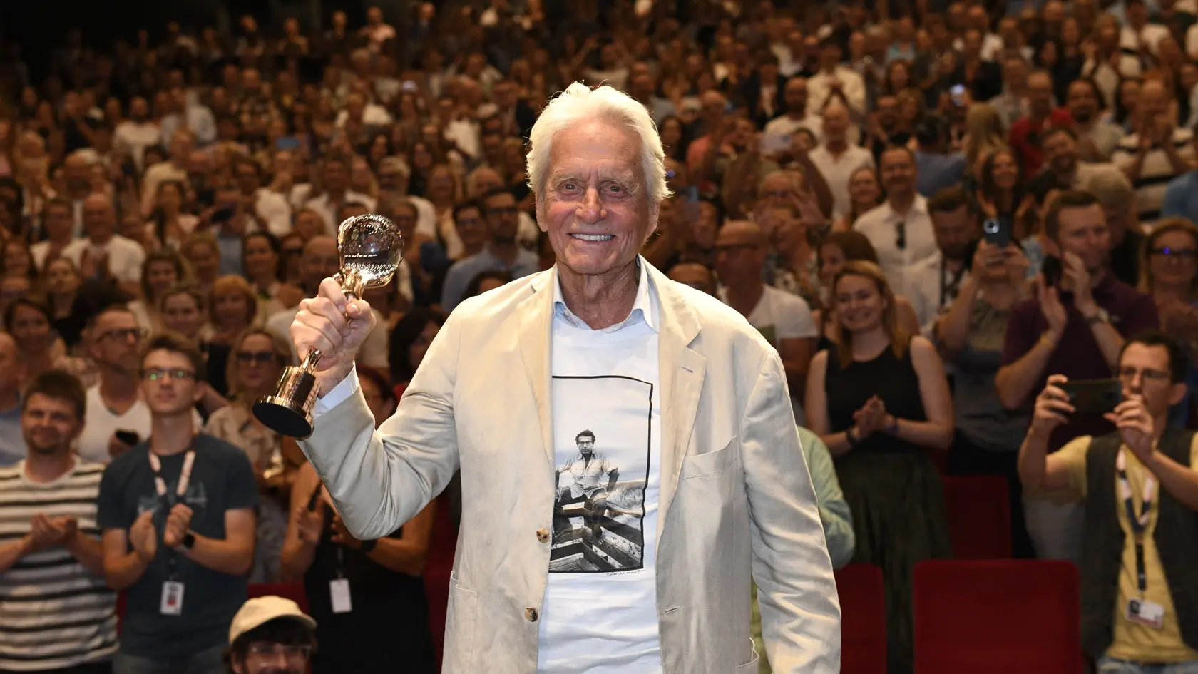 Veľkou hviezdou festivalu je Michael Douglas, ktorý v sobotu uviedol reštaurovanú verziu filmu Prelet nad kukučkiným hniezdom.