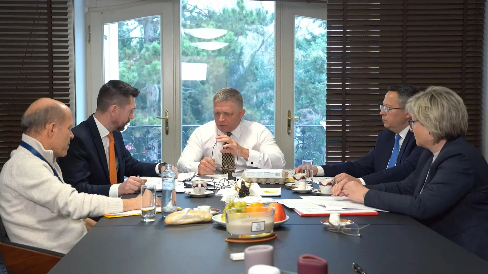Predseda vlády Robert Fico a líder Smeru (uprostred), šéf rezortu financií Ladislav Kamenický (vpravo), minister pôdohospodárstva Richard Takáč (vľavo), obaja za Smer a šéfka Slovenskej obchodnej inšpekcie (SOI) Nadežda Machútová (vpravo v popredí) boli prítomní na porade o cenách potravín na Slovensku, ktorej závery ponúkol premiér občanom cez Facebook.