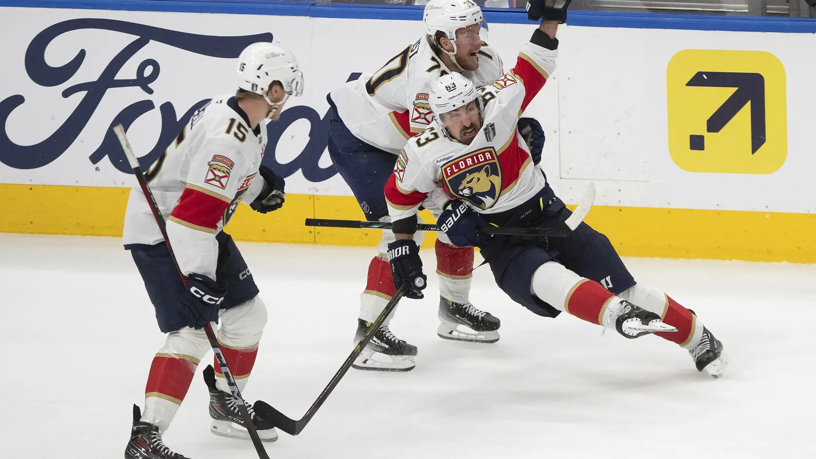 Útočník Floridy Panthers Brad Marchand sa raduje po víťaznom góle v druhom predĺžení finálovej série NHL.